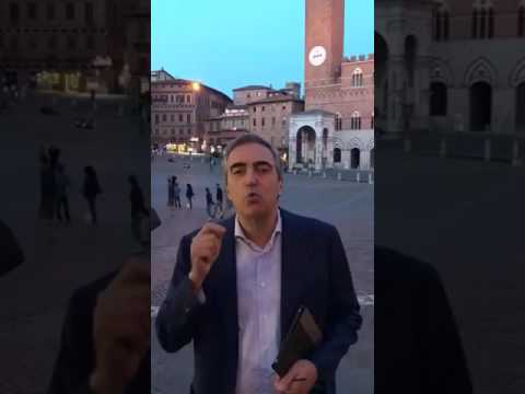 Maurizio Gasparri in Piazza del campo a Siena
