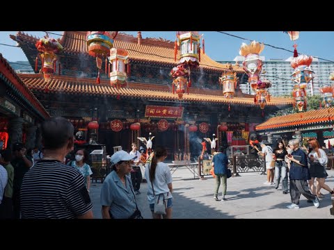 啬色园黄大仙祠位于香港，是一座著名的道教庙宇，以供奉黄大仙而闻名。
