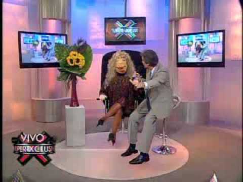 SuperXclusivo 7/15/09 - Glen Monroig posando en parada gay