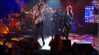 Train & Martina McBride perform ''A Broken Wing'' on CMT Crossroads