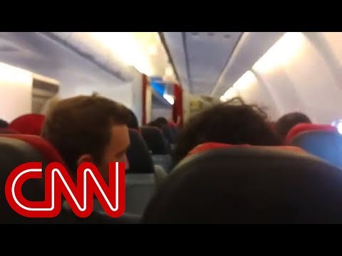 Pilot of shaking plane asks passengers to pray (2017)