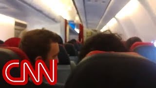 Download lagu Pilot of shaking plane asks passengers to pray... mp3