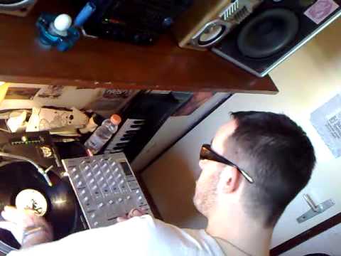 DJ Doobie skrecuje "Ko Ti Dade Mikrofon" instrumental