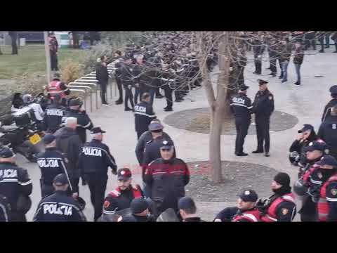 Protesta e PD, qindra policë zbarkojnë pranë Kryeministrisë dhe rrethojnë godinën