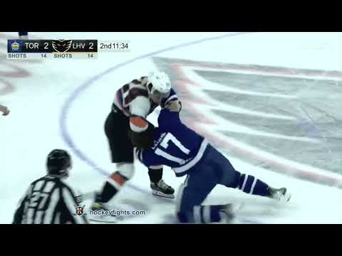 Richard Clune vs Brennan Saulnier