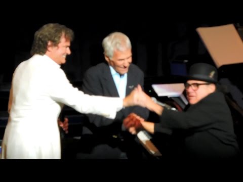 Burt Bacharach, BJ Thomas & Danny DeVito Live 2015 - Raindrops Keep Fallin' On My Head