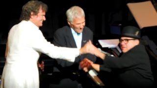 Burt Bacharach, BJ Thomas &amp; Danny DeVito Live 2015 - Raindrops Keep Fallin&#39; On My Head