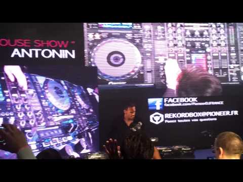 Dj Antonin au Stand Pioneer Dj @Mixmove 2013