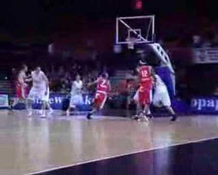 05 03-10-07 BvB BCO-Ninane - Jerry Green met snelle lay-up d