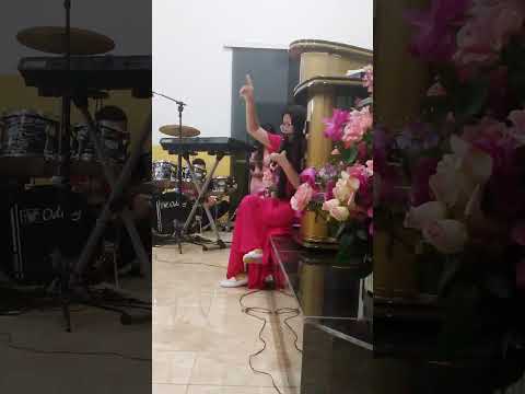 cantora Leandra de Cuiabá em salto do céu