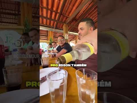 Cibele Moura com o quadro “Me chama que eu vou”, em Porto Calvo