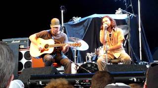Pearl Jam - Eddie Vedder &amp; Jeff Ament Bee Girl (pre-set) HD 8.21.09 Toronto