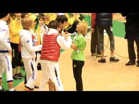 [fancam] 110123 SHINee Onew cheers and dances for f(x)'s Luna! [LUNEW|온룬]