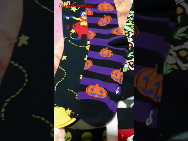 Vídeo relacionado con Calcetines sangrientos de Halloween, dos pares, calcetines manchados de sangre, calcetines manchados de sangre de Halloween, adecuados para fiestas de cosplay, accesorios de disfraces.