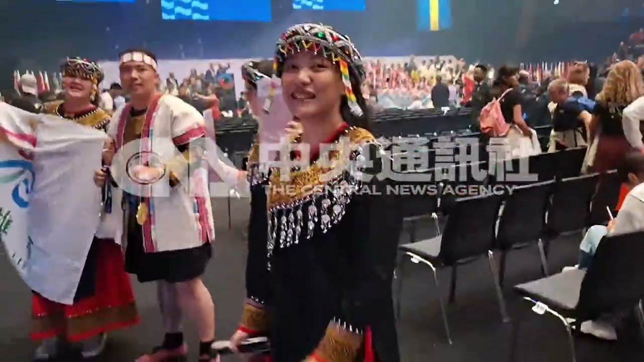 尼布恩合唱團著族服腳踏實地歌唱　世界合唱大賽再奪兩金