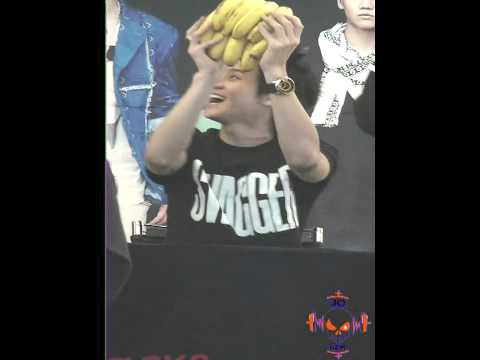 [FANCAM] BEAST (비스트) YoSeob playing with bananas ! @ Youndeung Fansign Event 101017