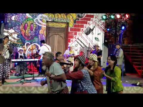 Penampilan Orkes Keroncong Sakpenake.