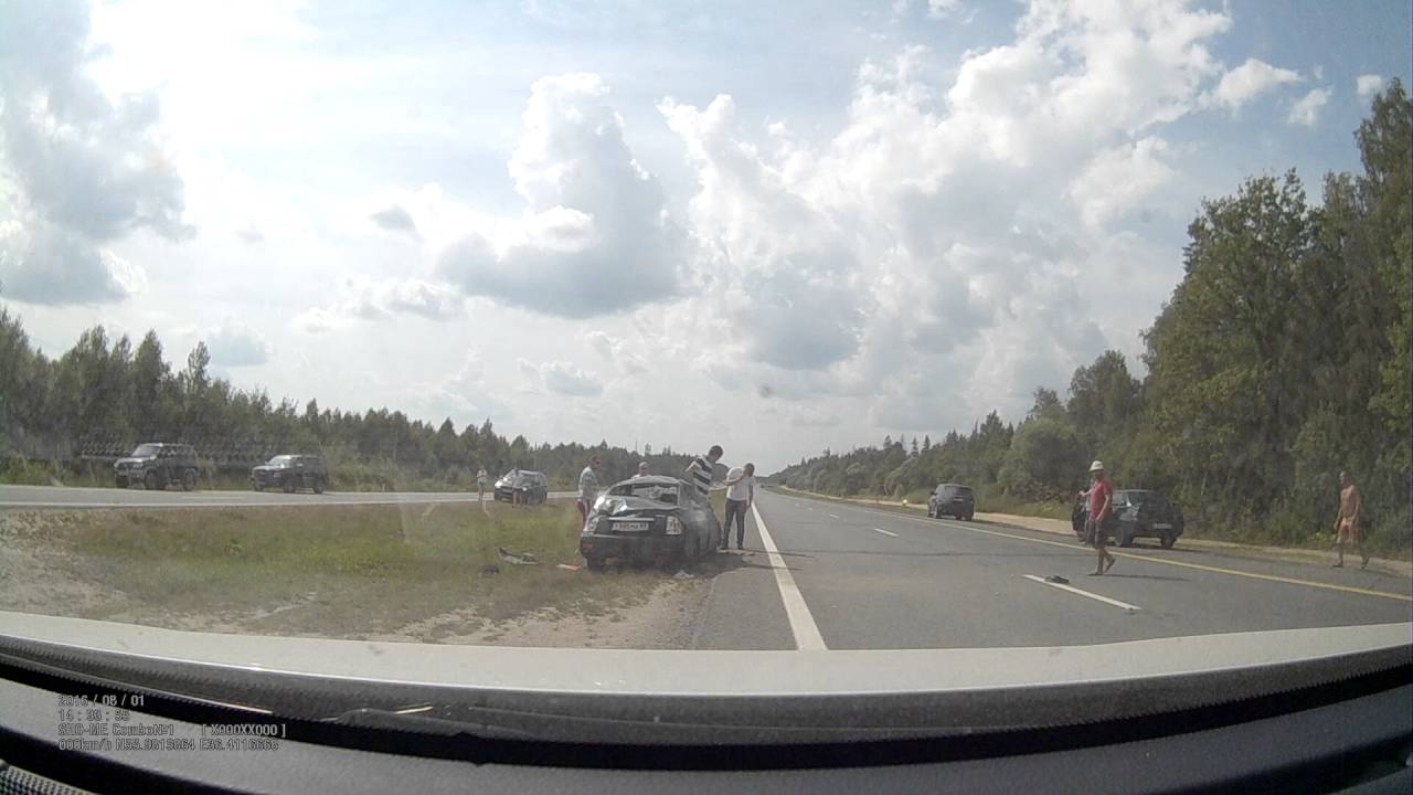 На большой скорости стрельнуло колесо...