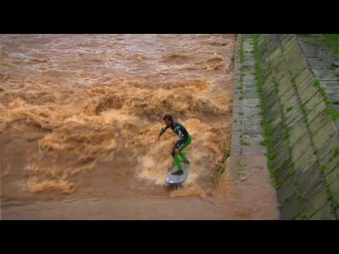 Surf no Dilúvio - Oficial / Surfing the Sewage - Official