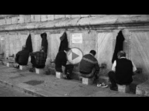 A mer gjynahe ai që flet gjatë abdesit?