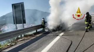 auto-in-fiamme-sull-a16-paura-per-una-famiglia