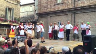 The stranieri Petritolesi group performs the Saltorella at the Festa delle Cove