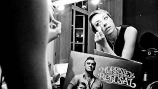 Doll and the Kicks - I&#39;m Throwing My Arms Around Paris