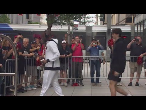 UConn vs. San Diego State: Teams leave hotel for NCAA title game