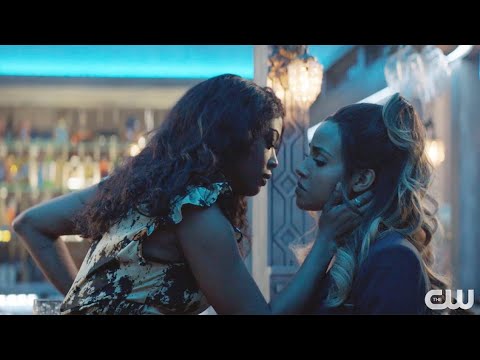 Ryan and Sophie... break a lamp | Batwoman 3x11