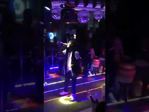 Petit Denis en démonstration à la 13 ème avenue juste après sa sortie de sa thérapie de désintoxicat