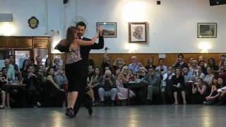Javier Rodriguez y Andrea Misse bailan en La Baldosa