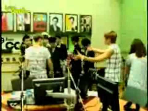 [100702] taking pictures