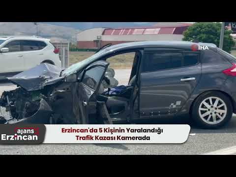 Erzincan'da 5 Kişinin Yaralandığı Trafik Kazası Kamerada