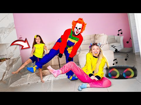 The scary clown taught Jully and Layra how to dance!!