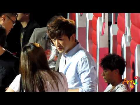 [Annie] 120821 Lee Minwoo at Asian Wave - Showing love sign