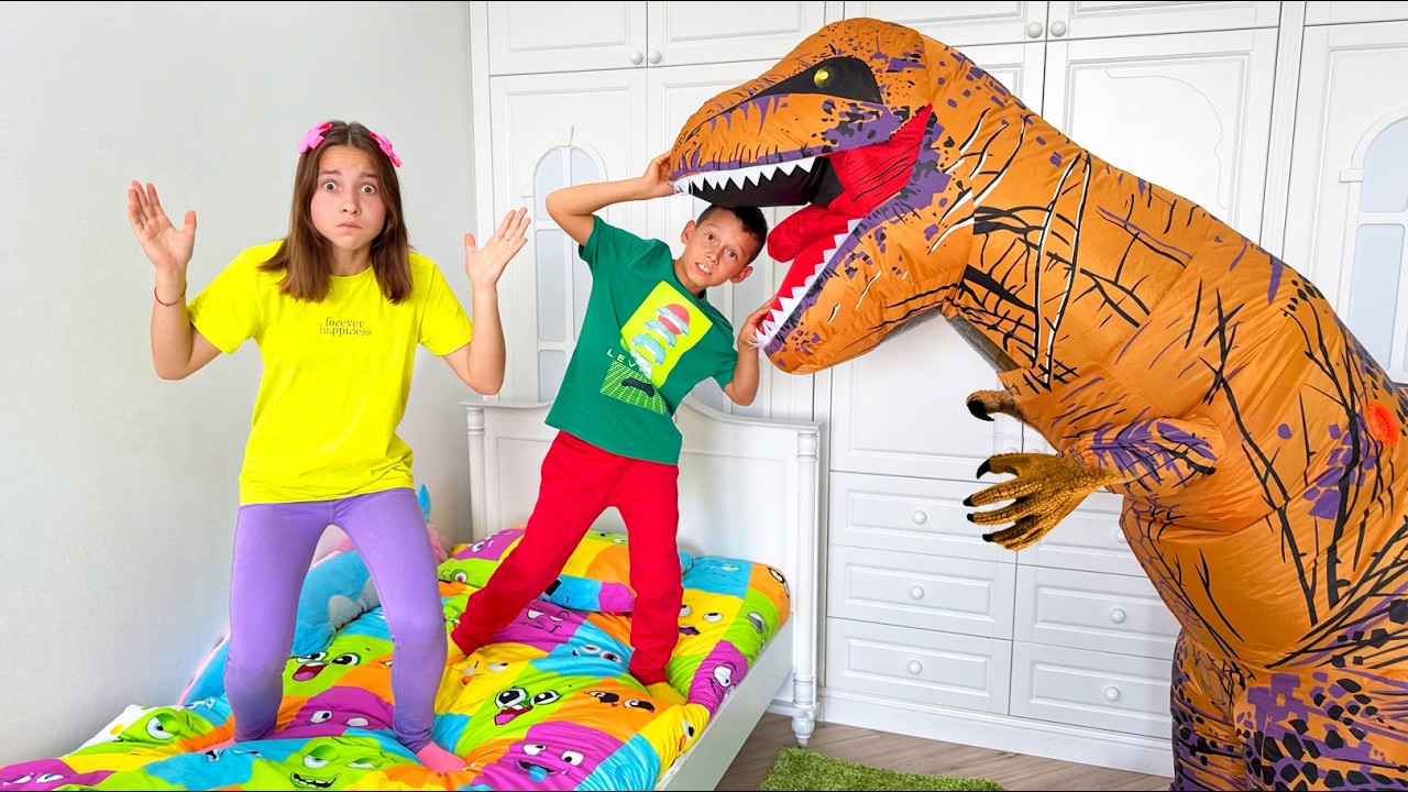 Giant live dinosaurs at our house! Adventures for children with Sofia and Max