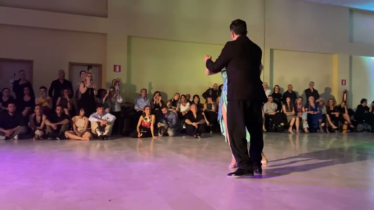 Giovanni Eredia e Francesca Sutera  -  Como dos extraños -
