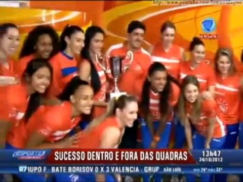 As jogadoras do Sollys/Osasco exibem a taça do Mundial de Clubes de volei feminino