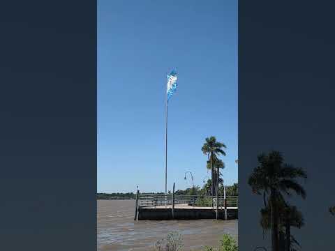 Bandera argentina frente al Ecoparque de San Fernando, Buenos Aires, Argentina