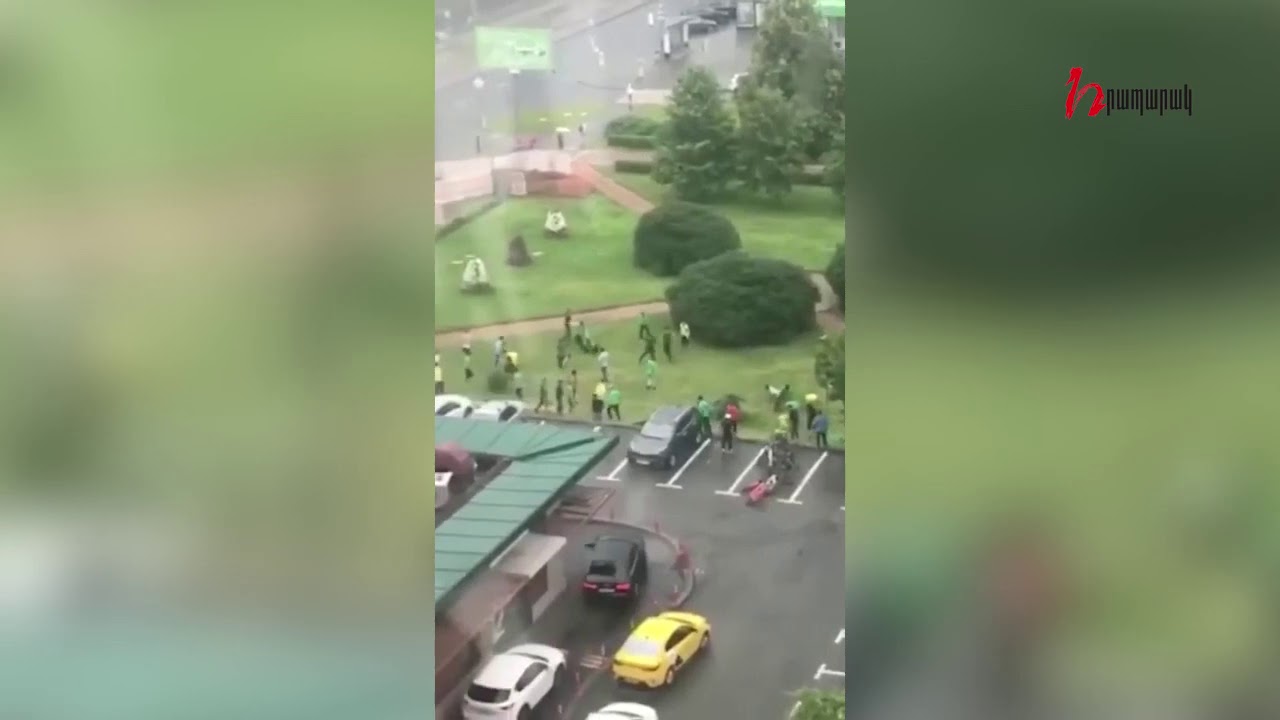 Շուրջ 30 հոգի կռիվ են անում փողոցում