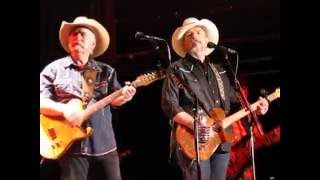 Bellamy Brothers- Redneck Girl (7/29/16 at billy bob's)