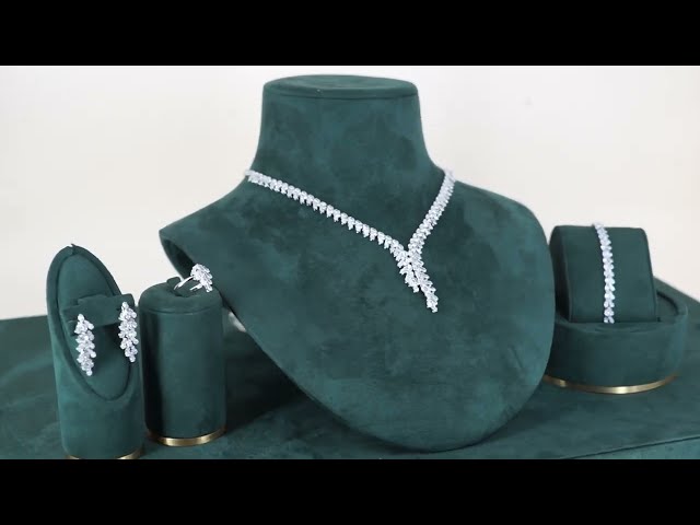 Distinctive Jewelry Set Featuring Cascading Drops Adorned with Shimmering Zircon