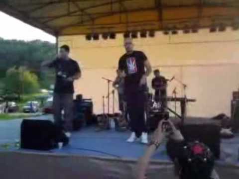 Shome feat. Vendetta di Juka (Blue Screen) live @ Trnova - Reanimacija Hip Hop.avi