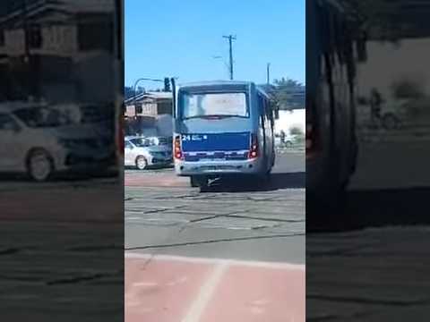 Micro queda a metros de cruce ferroviario en San Pedro de la Paz