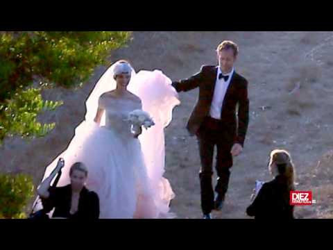 download lagu mp3 mp4 Anne Hathaway Y Adam Shulman Boda, download lagu Anne Hathaway Y Adam Shulman Boda gratis, unduh video klip Anne Hathaway Y Adam Shulman Boda