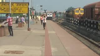 preview picture of video 'Bhagalpur - Mumbai LTT 12335 SuperFast arriving Jamalpur JMP Junction. .'