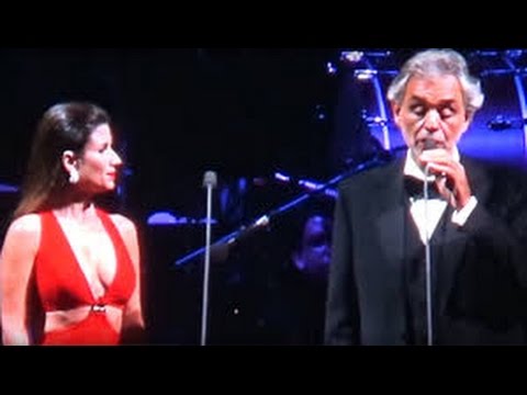 Paula Fernandes deixa  Andrea Bocelli cantando sozinho no meio da musica
