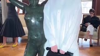 Pamela Anderson et Carla Bruni au défilé Jacquemus automne/hiver 2025-2026