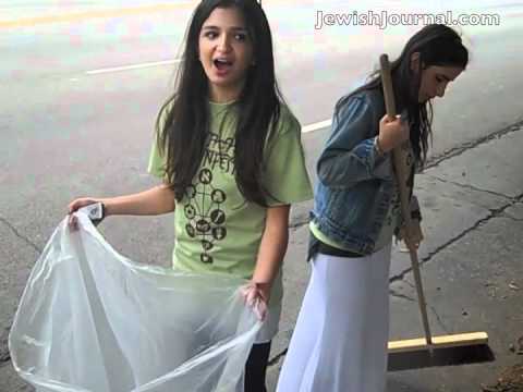 Tikkunfest volunteers clean Pico-Robertson