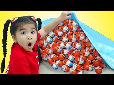 Suri Cooks & Plays with Kinder Surprise Eggs Food Toys